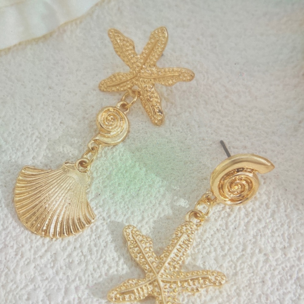Ocean-Inspired Gold Starfish and Shell Earrings - Picture 4 of 4